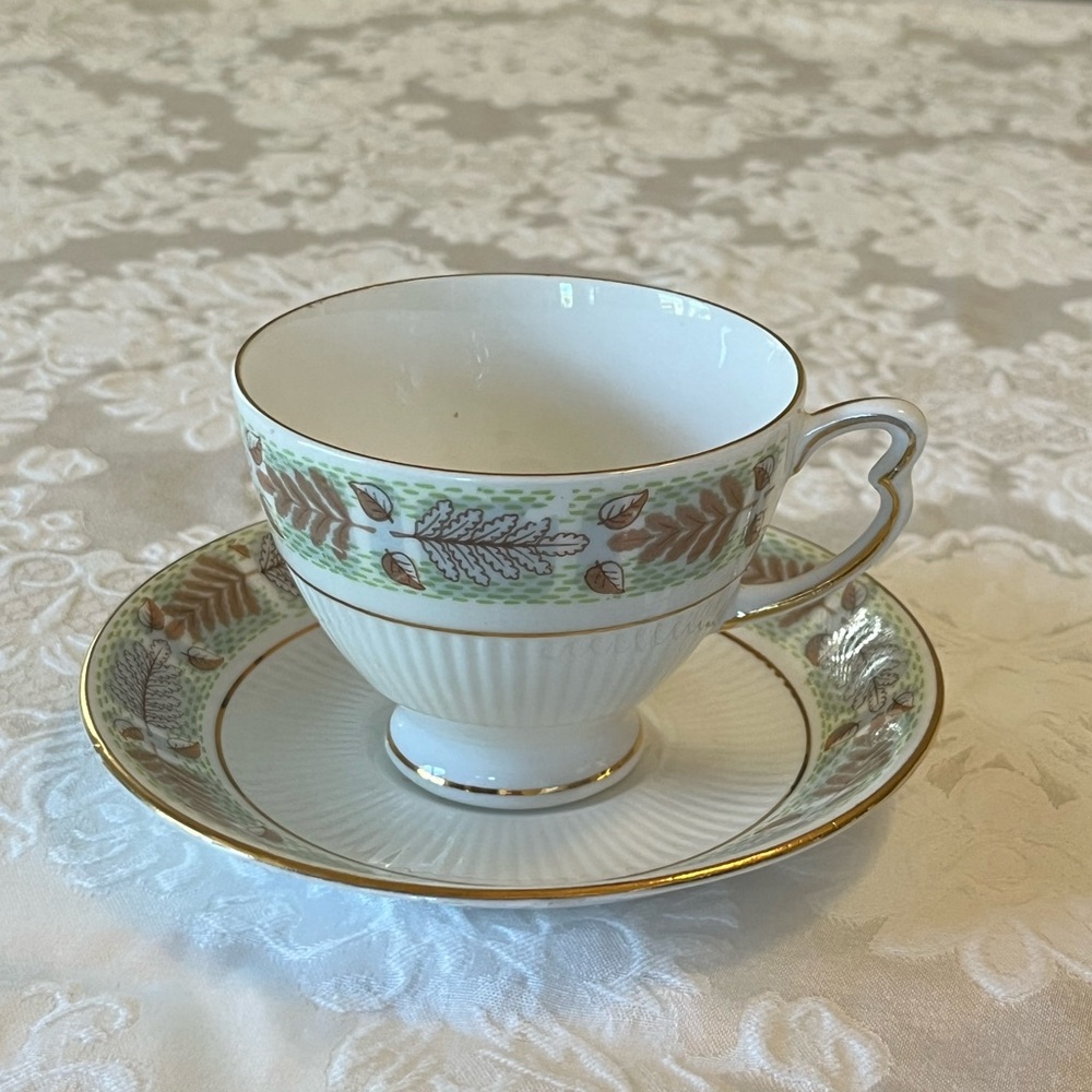 Vintage teacup. Colclough bone China. Mid century modern pattern.